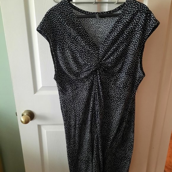 🎉 Host Pick 🎉 Sansara black and white twist front midi dress - Picture 1 of 7